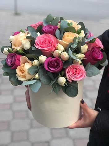 Цветочная композиция из Розы в шляпной коробке в Нижнем Саянтуе