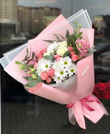 Букет цветов из: Розы, Лизиантусы и Хризантемы в Нижнем Саянтуе